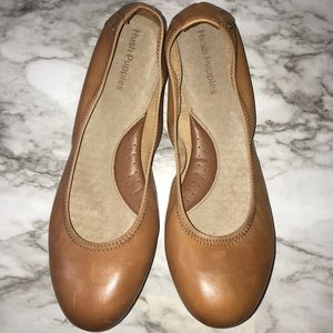 HUSH PUPPIES tan/brown flats. EUC SIZE:9.5 MEDIUM